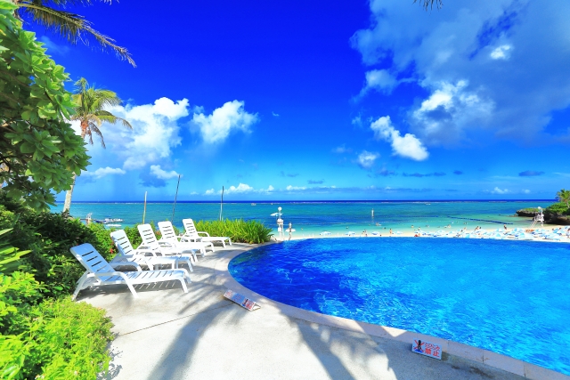 夏休みに行くなら海とプールどっち？メリット･デメリットを書き出してみる！